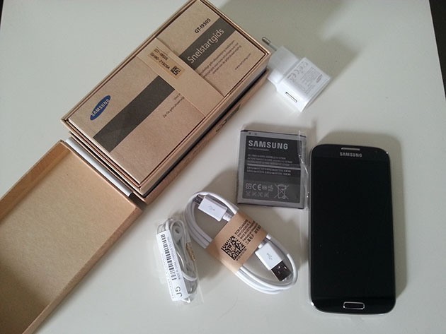 Samsung I9500 Galaxy S4 Unlocked GSM in Black or White 16Gb