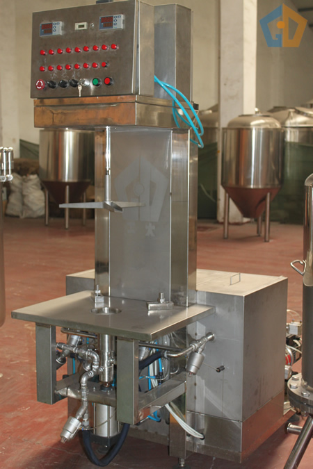 Keg filling machine with double heads