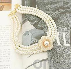 retro pearl necklace