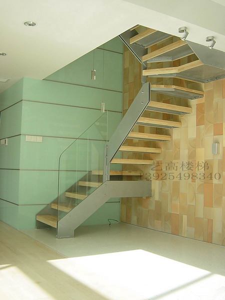 Self-supporting staircase