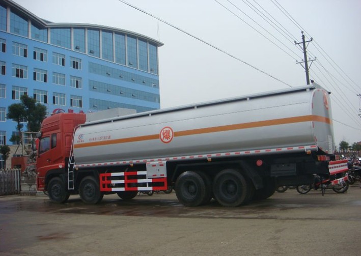 8*4 fuel tanker truck